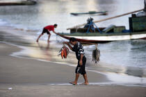 Pêcheur brésilien sur la plage. © Philip Plisson / Plisson La Trinité / AA10011 - Nos reportages photos - Pêcheur du monde