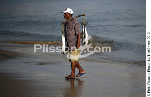 Pêcheur brésilien sur la plage. - © Philip Plisson / Plisson La Trinité / AA10012 - Nos reportages photos - Homme