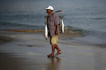 Pêcheur brésilien sur la plage. © Philip Plisson / Plisson La Trinité / AA10012 - Nos reportages photos - Jangadas do Brazil