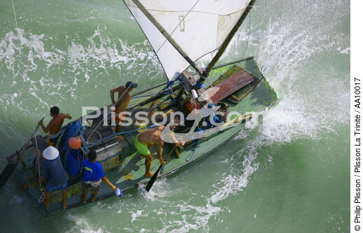 Mise à l'eau d'une Jangada. - © Philip Plisson / Plisson La Trinité / AA10017 - Nos reportages photos - Pêcheur du monde