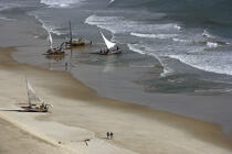 Jangadas sur le sable brésilien. © Philip Plisson / Plisson La Trinité / AA10021 - Nos reportages photos - Homme