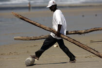Sur la côte nord du Brésil, les pêcheurs utilisent des rondins de bois pour sortir les Jangadas de l'eau. © Philip Plisson / Plisson La Trinité / AA10030 - Nos reportages photos - Homme