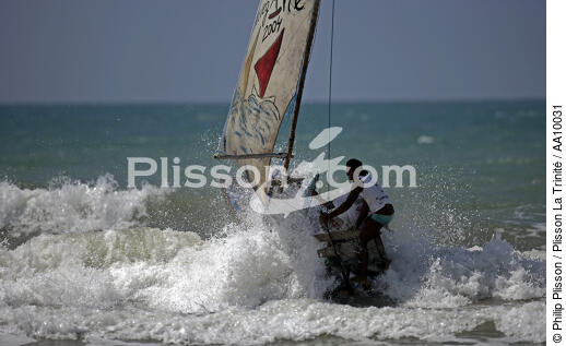 A Jangada ready to get out the sea - © Philip Plisson / Plisson La Trinité / AA10031 - Photo Galleries - Jangadas from Brazil