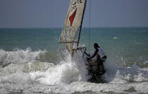 A Jangada ready to get out the sea © Philip Plisson / Plisson La Trinité / AA10031 - Photo Galleries - Man