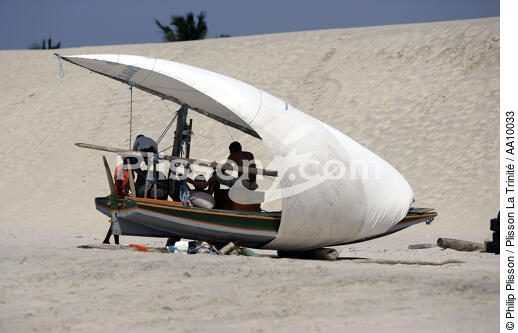 Jangada sur une plage brésilienne. - © Philip Plisson / Plisson La Trinité / AA10033 - Nos reportages photos - Jangada