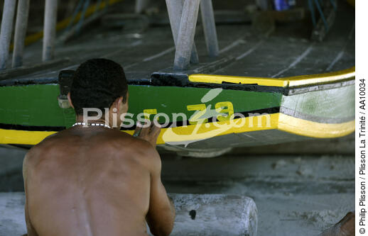 Pêcheur peignant sa Jangada. - © Philip Plisson / Plisson La Trinité / AA10034 - Nos reportages photos - Immatriculation