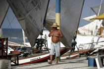 Pêcheur sur une plage brésilienne. © Philip Plisson / Plisson La Trinité / AA10041 - Nos reportages photos - Chapeau