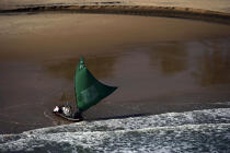 Jangada sur une plage brésilienne. © Philip Plisson / Plisson La Trinité / AA10072 - Nos reportages photos - Ceara
