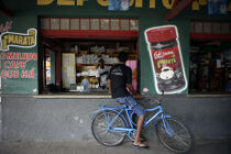 Boutique brésilienne dans la ville de Camocin. © Philip Plisson / Plisson La Trinité / AA10086 - Nos reportages photos - Brésil