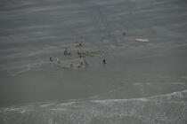 Pêcheurs brésiliens étalant leur filet de pêche sur le sable. © Philip Plisson / Plisson La Trinité / AA10088 - Nos reportages photos - Ceara
