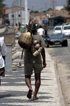 Brésilien dans les rues de Camocin. © Philip Plisson / Plisson La Trinité / AA10127 - Nos reportages photos - Homme