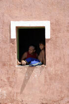 Femme et enfant à la fenêtre à Camocin. © Philip Plisson / Plisson La Trinité / AA10128 - Nos reportages photos - Brésil