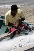 Pêcheur brésilien réparant son filet de pêche. © Philip Plisson / Plisson La Trinité / AA10129 - Nos reportages photos - Homme