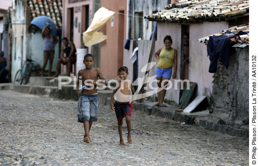 Brazilian young people in the streets of Camocin. - © Philip Plisson / Plisson La Trinité / AA10132 - Photo Galleries - Camocin