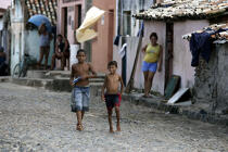 Jeunes brésiliens dans les rues de Camocin. © Philip Plisson / Plisson La Trinité / AA10132 - Nos reportages photos - Camocin