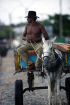 Dans les rues de Camocin. © Philip Plisson / Plisson La Trinité / AA10134 - Nos reportages photos - Homme