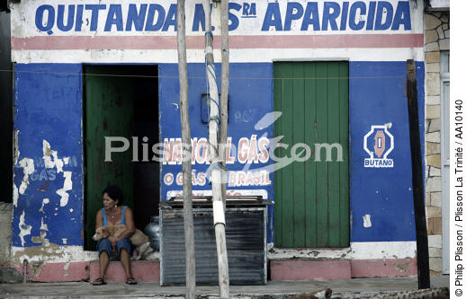 Brazilian woman and her dog in a street of Camocin. - © Philip Plisson / Plisson La Trinité / AA10140 - Photo Galleries - Door