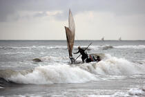 Pêcheurs dans les vagues sur une plage de Caponga. © Philip Plisson / Plisson La Trinité / AA10153 - Nos reportages photos - Jangada