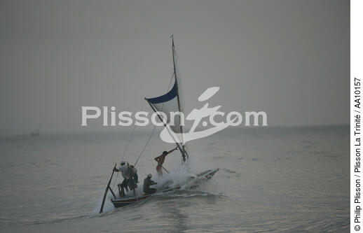 Departure for fishing in Caponga. - © Philip Plisson / Plisson La Trinité / AA10157 - Photo Galleries - Caponga