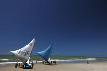 Jangadas sur une plage de Caponga. © Philip Plisson / Plisson La Trinité / AA10184 - Nos reportages photos - Jangadas do Brazil