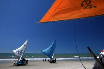 Jangadas sur une plage de Caponga. © Philip Plisson / Plisson La Trinité / AA10185 - Nos reportages photos - Voile