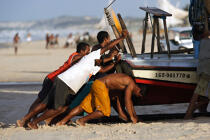 Sortie de l'eau d'une Jangada. © Philip Plisson / Plisson La Trinité / AA10188 - Nos reportages photos - Brésil