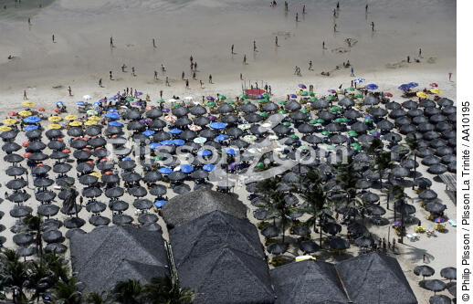 Plage de parasols à Fortaleza. - © Philip Plisson / Plisson La Trinité / AA10195 - Nos reportages photos - Accessoire de plage
