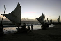 Départ pour la pêche à Caponga. © Philip Plisson / Plisson La Trinité / AA10200 - Nos reportages photos - Lever de soleil