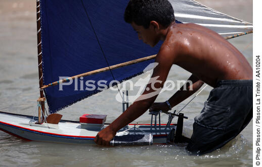 Jeune Brésilien jouant avec une maquette de Jangada. - © Philip Plisson / Plisson La Trinité / AA10204 - Nos reportages photos - Jangada