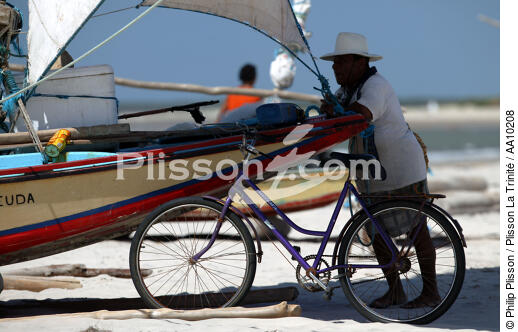 Pêcheur brésilien près d'une Jangada. - © Philip Plisson / Plisson La Trinité / AA10208 - Nos reportages photos - Jangada