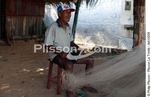 Pêcheur brésilien réparant son filet de pêche. - © Philip Plisson / Plisson La Trinité / AA10209 - Nos reportages photos - 3e âge