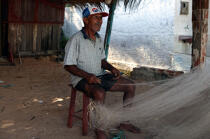 Brazilian fisherman repairing his fishing net. © Philip Plisson / Plisson La Trinité / AA10209 - Photo Galleries - Cabin