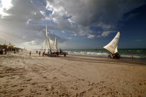 Jangadas sur une plage brésilienne. © Philip Plisson / Plisson La Trinité / AA10210 - Nos reportages photos - Ciel