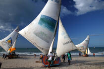 Jangadas sur une plage brésilienne. © Philip Plisson / Plisson La Trinité / AA10211 - Nos reportages photos - Homme