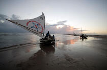 Départ pour la pêche. © Philip Plisson / Plisson La Trinité / AA10224 - Nos reportages photos - Homme