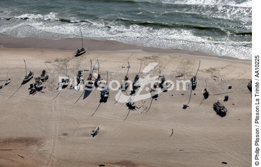 Jangadas sur une plage du Ceara. - © Philip Plisson / Plisson La Trinité / AA10225 - Nos reportages photos - Jangada