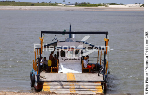 Ferry on a beach of Camocin. - © Philip Plisson / Plisson La Trinité / AA10255 - Photo Galleries - Town [Ceara]