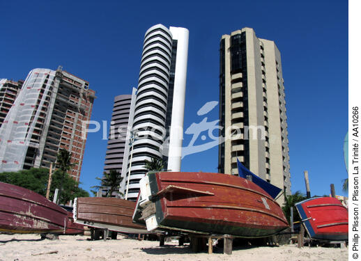 Beach at the feet of the buidings of Fortaleza. - © Philip Plisson / Plisson La Trinité / AA10266 - Photo Galleries - Fortaleza