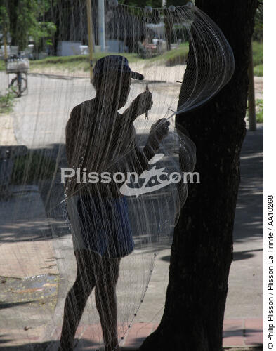 Fisherman repairing a fishing net. - © Philip Plisson / Plisson La Trinité / AA10268 - Photo Galleries - Mender