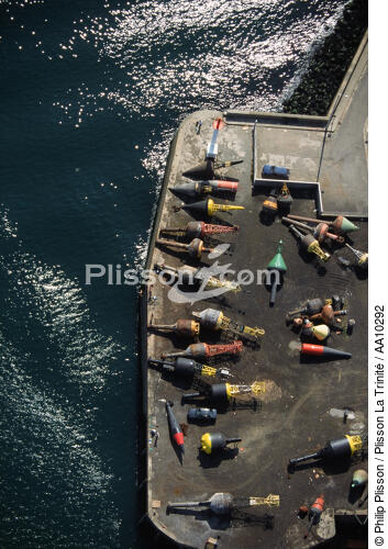 Balises sur le port de Brest. - © Philip Plisson / Plisson La Trinité / AA10292 - Nos reportages photos - Bouée [balise]