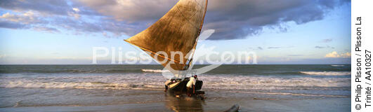 Départ pour la pêche sur une plage brésilienne. - © Philip Plisson / Plisson La Trinité / AA10327 - Nos reportages photos - Aube