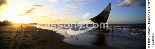 Lever du jour sur une plage brésilienne. - © Philip Plisson / Plisson La Trinité / AA10332 - Nos reportages photos - Jangada