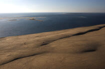 La Dune du Pilat et le Cap Ferret en second plan. © Philip Plisson / Plisson La Trinité / AA10340 - Nos reportages photos - Arguin [Banc d']