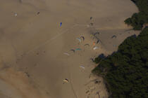 Paragliders on the Dune of Pilat. © Philip Plisson / Plisson La Trinité / AA10341 - Photo Galleries - Non-nautical sports