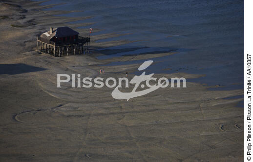 House on piles on the island of Oiseaux. - © Philip Plisson / Plisson La Trinité / AA10357 - Photo Galleries - Low tide