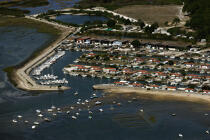 Port de plaisance dans le Bassin d'Arcachon. © Philip Plisson / Plisson La Trinité / AA10433 - Nos reportages photos - Gironde