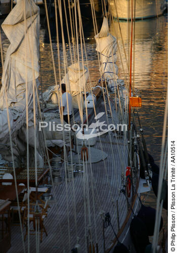 Dans le port de Monaco. - © Philip Plisson / Plisson La Trinité / AA10514 - Nos reportages photos - Monaco Classic Week 2011
