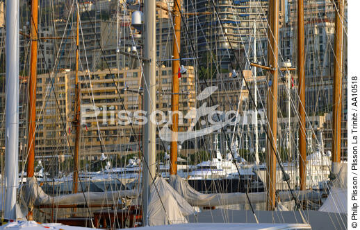 Dans le port de Monaco. - © Philip Plisson / Plisson La Trinité / AA10518 - Nos reportages photos - Monaco Classic Week 2011