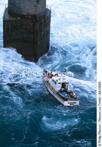 Raise of guard of lighthouse on Kéréon. - © Philip Plisson / Plisson La Trinité / AA10565 - Photo Galleries - Speedboat