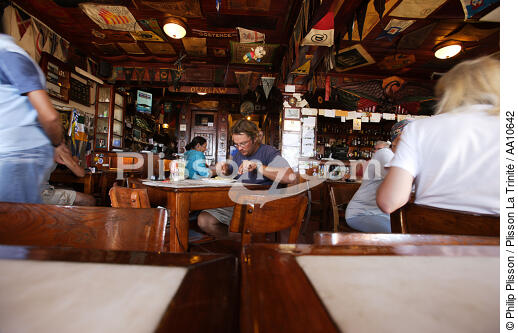 Le Café Sport "Chez Peter" à Horta. - © Philip Plisson / Plisson La Trinité / AA10642 - Nos reportages photos - Restaurant